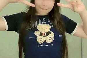 amateur young teen girl masturbates in bathroom