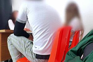 maestra mexicana poniendo examen extraordinario a estudiantes en el salón hay otra manera de pasar maestra les pide cuerpo para pasar la materia