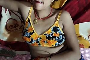 माइके से आई भाभी की चीखें निकाल दी रात भर पेला