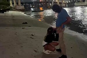 MINHA ESPOSA DANDO PRA OUTRO NA AREIA DA PRAIA, FIRST TIME WITH TATTOOED BEAUTIFUL ASS AND HUMILIATION