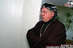 Deutsche putzfrau in der kirche zum sex verführt 😈