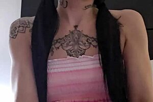 Emy Angel Se Touche Et Se Frotte Sur Son Jouet