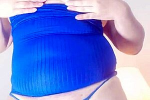 esposa puta se masturba para los amigos de su marido