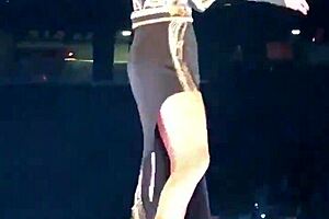 Loirinha fucks cuzinho de beyf intensely.