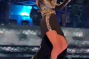 Loirinha fucks cuzinho de beyf intensely.