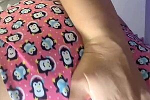 Batendo Siririca Com Shorts Socadinho Na Bunda