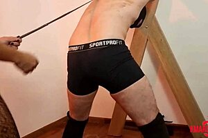 Chutando as bolas do escravo pervertido sem dor.