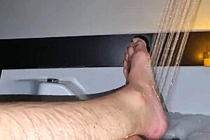 A Chi Va Di Farmi Compagnia Sega In Vasca Idromassaggio E Musica Rilassante - Vieni A Giocare Con Il Mio Cazzo Pieno Di Schiuma