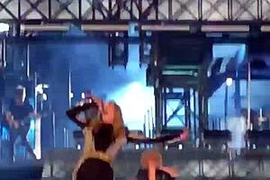 Loirinha fucks cuzinho de beyf intensely.