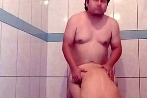 Llega Mi Novio Cansado Y Le Doy Un Rico Baño De Mojada Lechosa Una Vez Más Lo Convencí Siendo Regalada Para Que Me Atraviése