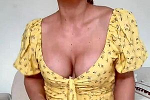 Dan�ando e tirando a calcinha de vestidinho �culos e bem safada