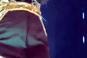 Loirinha fucks cuzinho de beyf intensely.