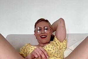 Dan�ando e tirando a calcinha de vestidinho �culos e bem safada