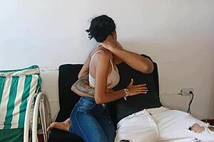 Llego De Visita A Casa De Mi Amiga Universitaria Y La Muy Cachonda Solo Quiere Follar