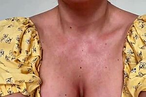 Dan�ando e tirando a calcinha de vestidinho �culos e bem safada