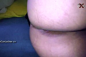 follando el culo de mi hermanastra acostada en el sillón esperando mi verga