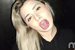 Loirinha Safada Fode Com Vários Desconhecidos No Gloryhole Na Frente Do Corno