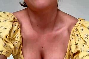 Dan�ando e tirando a calcinha de vestidinho �culos e bem safada