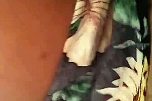 com tes�o masturbando sozinha no quarto