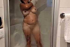 tanned babe shaves pussy in sharm el sheikh hotel bathroom