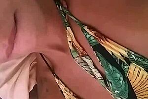 com tes�o masturbando sozinha no quarto