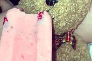 Do you want to see arabic babe masturbating with food in pussy?