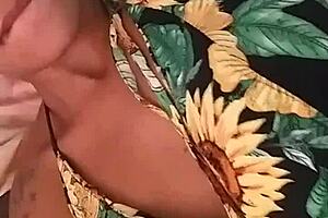 com tes�o masturbando sozinha no quarto