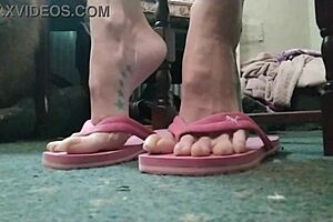 check out these huge sexy talons on curvy feet