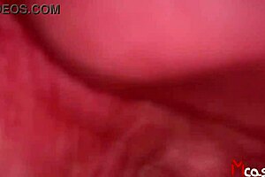 trio casero con jovencita mexicana se la cogen entre dos amigos y le hacen una doble penetracion