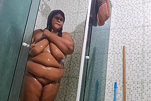 i got so fuckin horny n sent this huge squirt vid to my lover damn!!