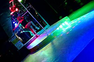 stripper teases big tits at ed's bar titty tuesday 🇩🇪💃