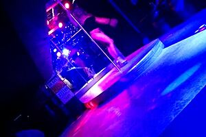 stripper teases big tits at ed's bar titty tuesday 🇩🇪💃