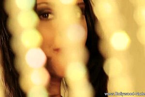 hey indian milf, show me that brunette beauty solo tease?