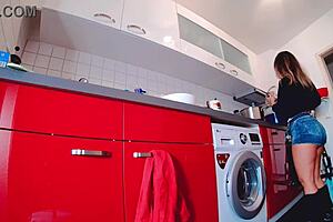 بنت منحنية جينز قصير ضيق شورت ساخن تثير طيز سمينة بحرارة