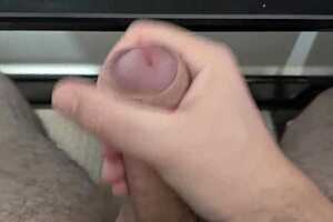 Solo office stud unloads quick homemade cumshot from work desk