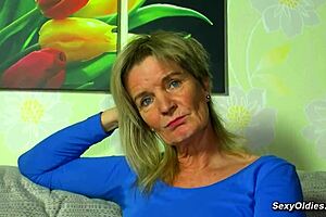 Duitse milf in sexy lingerie plaagt met intense kutspel