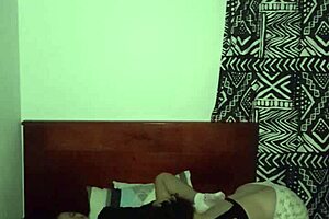 mi novia latina me folla bisexual en casa ajena 🔥👩‍❤️‍💋‍👩