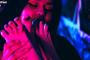 finally, my big latina feet get licked and sucked for the first time ever