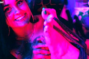 finally, my big latina feet get licked and sucked for the first time ever