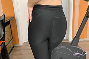 natie 40yo milf gettin sooo horny durin yoga pants workout ughh
