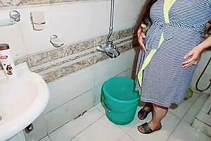 Caught Naked! Muslim BBW Flaunts Huge Ass Tits Pussy Bath