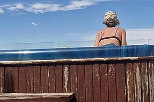 sexy milf masturbates publicly to wet shaved orgasm