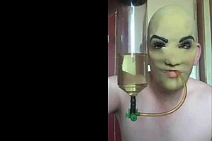 BISEXUAL MASKED SLUT BEGS PLEASE LET ME SWALLOW YOUR PISS!