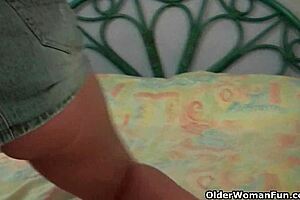 British granny Joy spreads wide her mature fuckable pussy