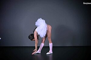 whoa, this big tits flexible gymnast petino stretches naked showing her pussy