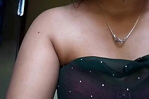 Hot bhabhi fingers tight pussy screaming wildly to squirt