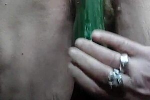 Mamie allemande bourre sa chatte poilue d'énorme concombre salope style