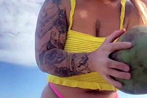 Pussy-Splitting Bikini Exposes Swollen Beach Lips!