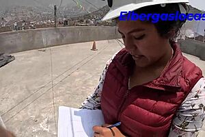 la ingeniera se entrega con tetas grandes para el trabajo