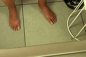 guy strokes huge cock in public fitting room 😈🍆